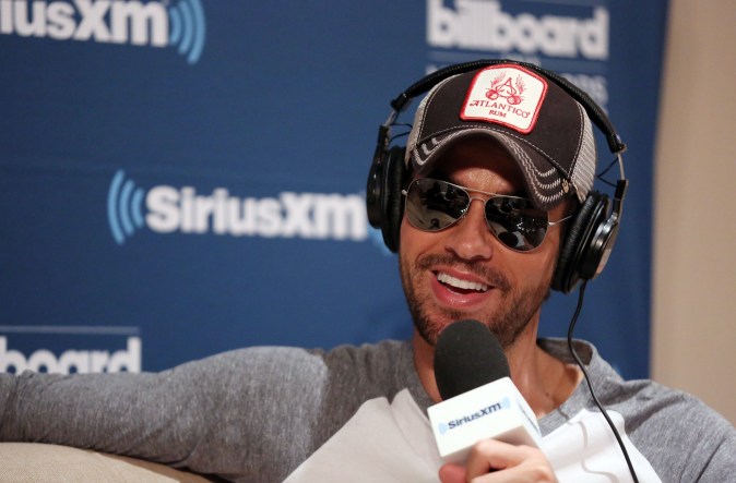 Enrique Iglesias participando en una entrevista.