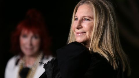 Barbra Streisand posando en una alfombra roja.