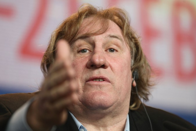 Gérard Depardieu participando en un evento.
