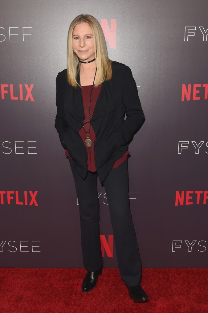 Barbra Streisand posando en una alfombra roja.