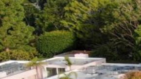 Keanu Reeves dejó un mensaje en una de las ventanas de su propiedad.