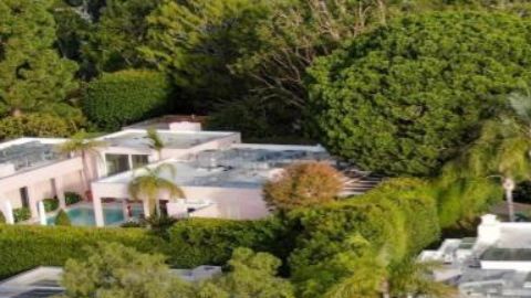 Keanu Reeves dejó un mensaje en una de las ventanas de su propiedad.