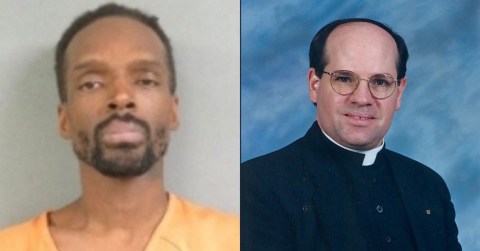 Kierre L. Williams y el padre Stephen Gutgsell.