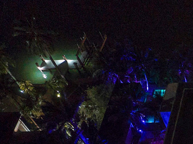 Toda la propiedad ha sido cubierta de luces.