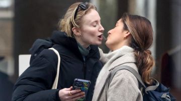 Sophie Turner es captada besándose con otra famosa actriz.