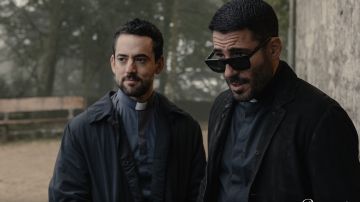 En la imagen aparecen los actores Miguel Ángel Silvestre y Luis Gerardo Méndez en la segunda temporada de "Los Enviados".