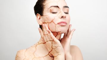 Para las mujeres, la dermatóloga recomienda usar productos en forma de sueros y cremas, porque ofrecen mayor humectación.