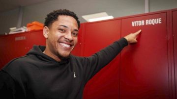 Vitor Roque posa en su nuevo locker en las instalaciones del FC Barcelona.