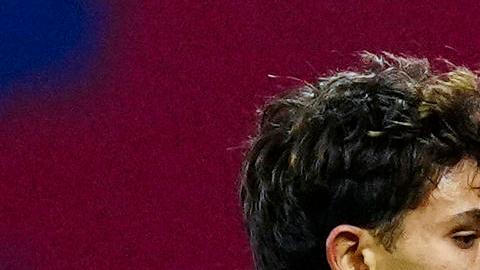 El delantero del Barcelona Joao Félix (i) choca la mano de su entrenador en el FC Barcelona Xavi Hernández.