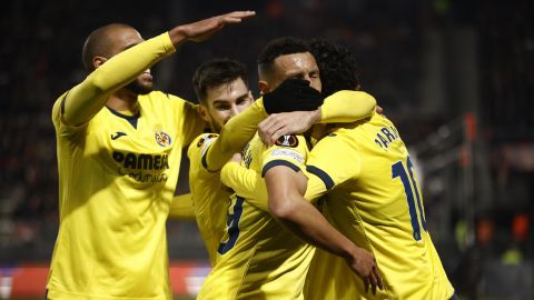 Jugadores del Villarrela celebran un gol ante el Rennes FC en la UEFA Europa League.