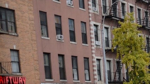 Entre las calles 38 y 52 del vecindario Hell’s Kitchen se puso en servicio una ciclovía de 10 pies de ancho