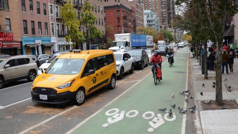 Entre las calles 38 y 52 del vecindario Hell’s Kitchen se puso en servicio una ciclovía de 10 pies de ancho