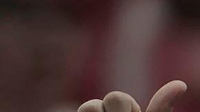 Un joven muestra una bufanda marcada con el apodo del delantero Javier Chicharito Hernández, durante su presentación como nuevo refuerzo del Club Guadalajara para el torneo Clausura 2024 de la Liga MX.