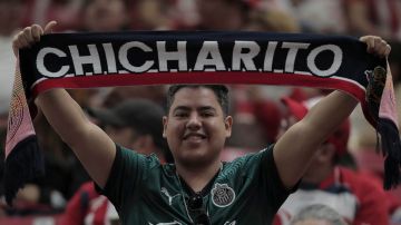 Un joven muestra una bufanda marcada con el apodo del delantero Javier Chicharito Hernández, durante su presentación como nuevo refuerzo del Club Guadalajara para el torneo Clausura 2024 de la Liga MX.