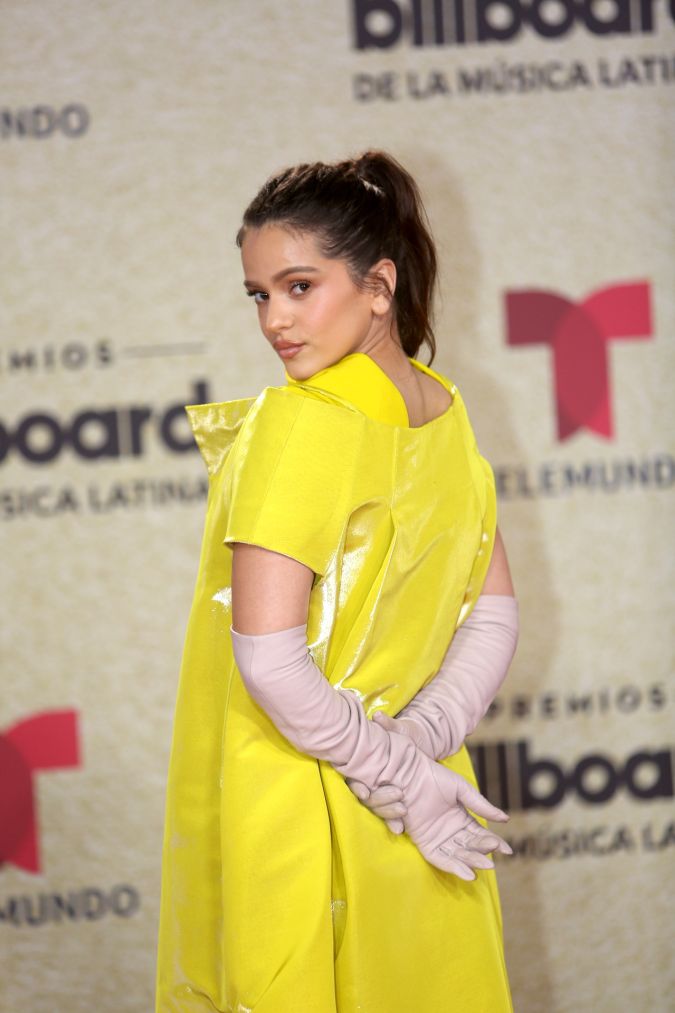Rosalía posando en una alfombra roja.
