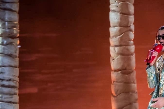 Bad Bunny actuando en un show.