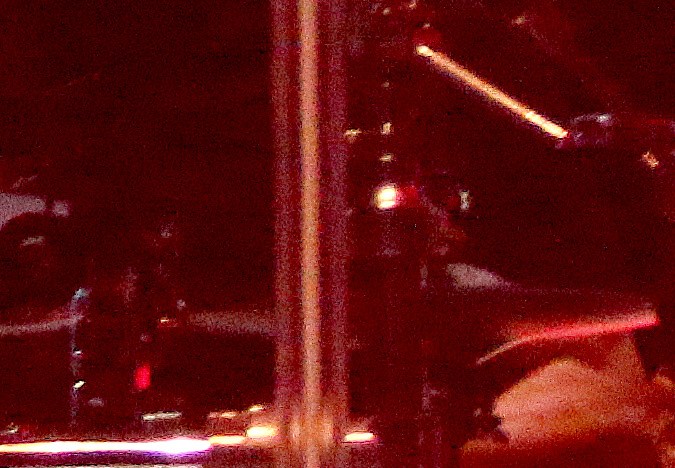 Luis Miguel actuando en un show en vivo.