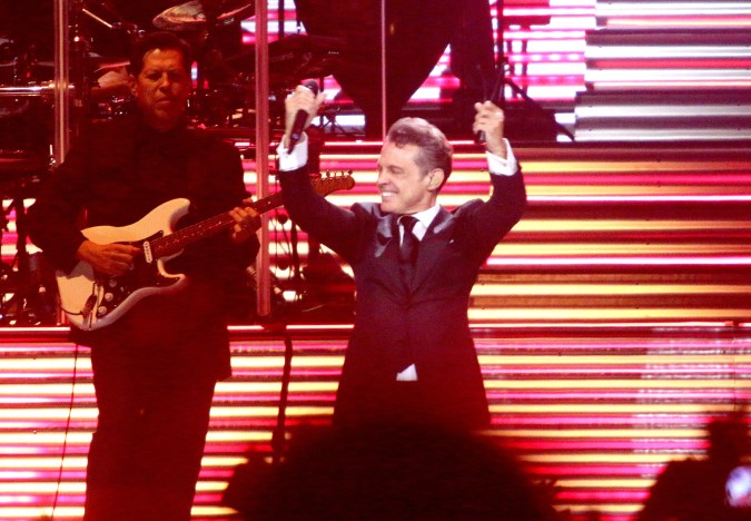 Luis Miguel actuando en un show en vivo.