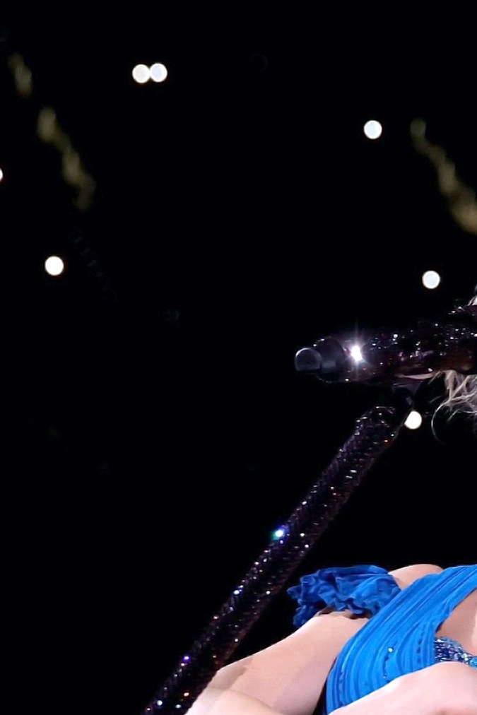 Taylor Swift actuando en un show en vivo.