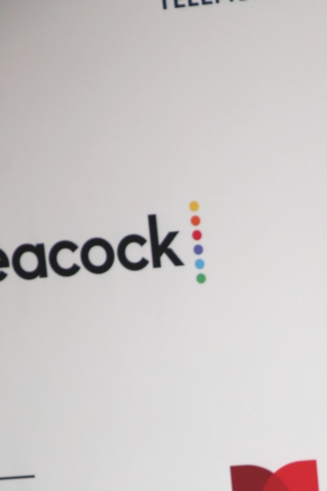 Peso Pluma actuando en un show en vivo.