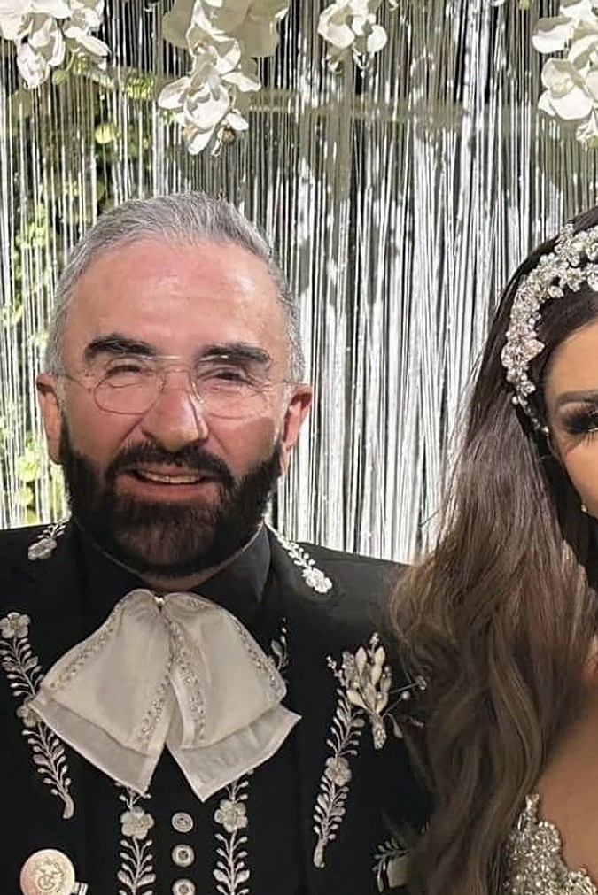 Mariana González y Vicente Fernández Jr. posando en su boda.