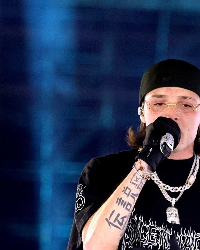 Peso Pluma actuando en un show en vivo junto a Anita.