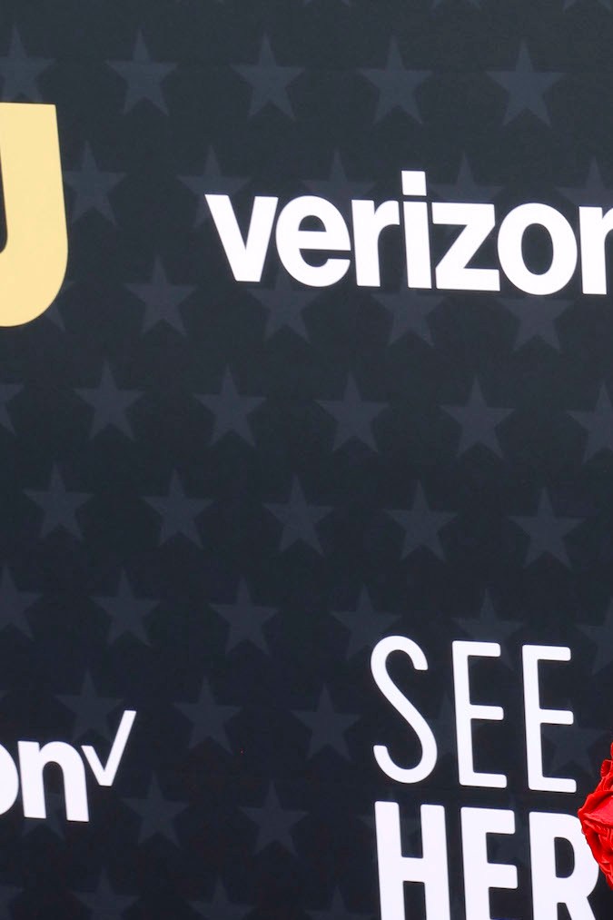 Margot Robbie posando en una alfombra roja.