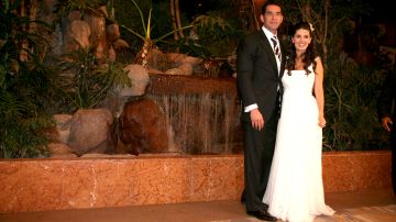 Mayrín Villanueva junto a su esposo Eduardo Santamaría el día de su boda.