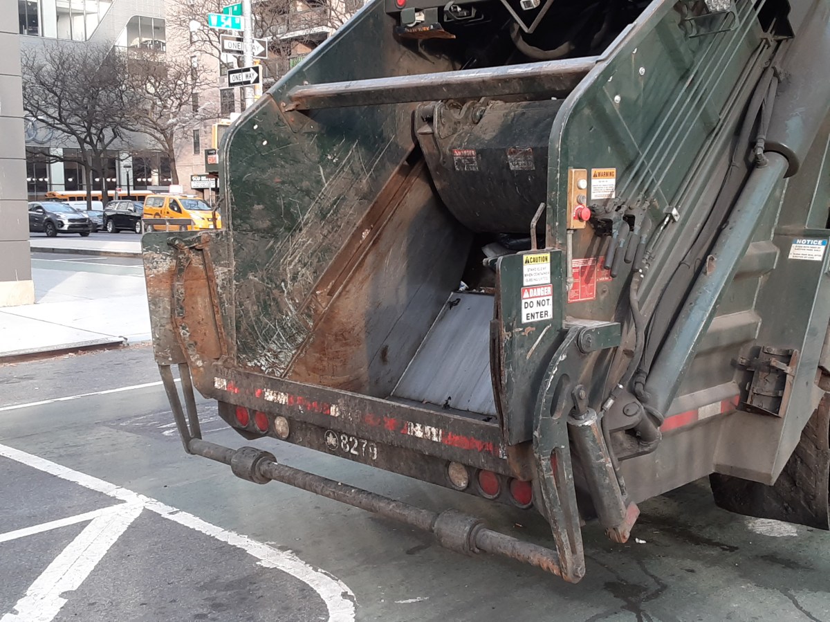 Terrible muerte: caminante arrollado por camión de basura en Greenwich Village de Nueva York
