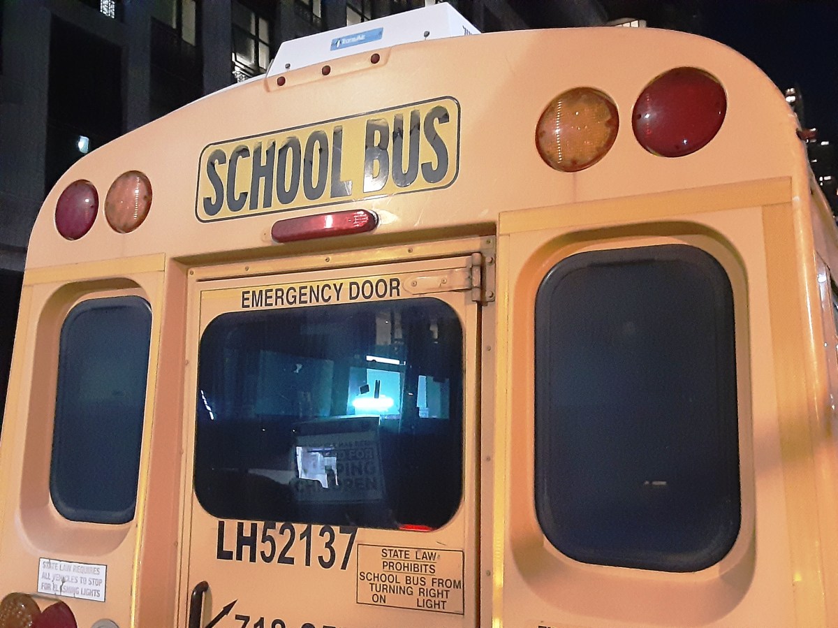 Llanto por niña arrollada fatalmente por bus escolar en Nueva York; conductor arrestado tras huir