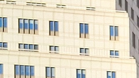 Grupos en pro y en contra a la norma de derecho al albergue se vieron las caras este lunes al frente de la sede del Tribunal Supremo de NY.