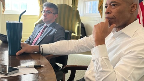 El alcalde de Nueva York, Eric Adams, durante un encuentro con medios etnicos
