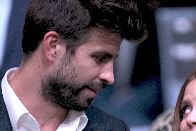 Shakira y Gerard Piqué participando en un evento.