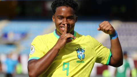 Endrick sonríe tras marcar su primer gol con Brasil en el torneo Preolímpico de Conmebol.