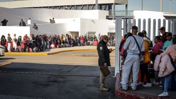 Cientos de inmigrantes esperan ingresar a EE.UU.