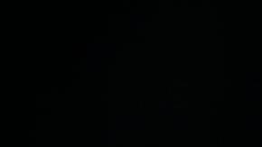 El delantero brasileño del Barcelona Vitor Roque (d) celebra con su compañero Lamine Yamal.