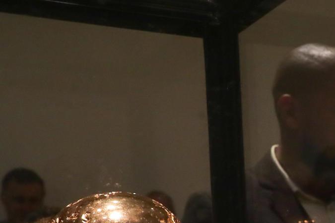 Una de las cinco Copas del Mundo de Brasil es expuesta durante el funeral de Mário Zagallo. FOTO: EFE/André Coelho.