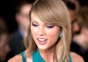 Taylor Swift posando en una alfombra roja.