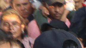 Migrantes se organizan para abordar un autobús del Instituto Nacional de Migración (INM).