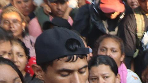 Migrantes se organizan para abordar un autobús del Instituto Nacional de Migración (INM).