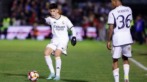 El atacante turco del Real Madrid Arda Güler (i) durante el partido de dieciseisavos de final de la Copa del Rey entre Arandina y Real Madrid.