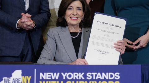 La gobernadora Kathy Hochul durante la presentación de la nueva ley "Violación es Violación".