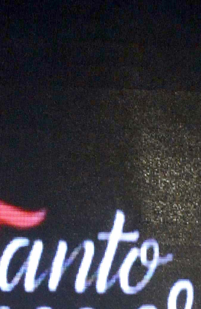 Melissa Barrera posando en una alfombra roja.