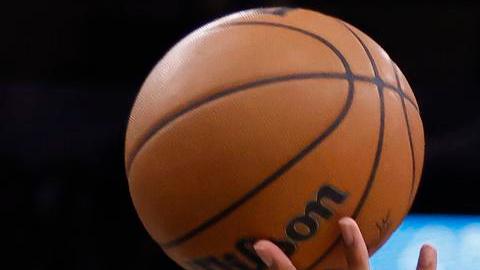 Victor Wembanyama (d) y Rudy Gobert.