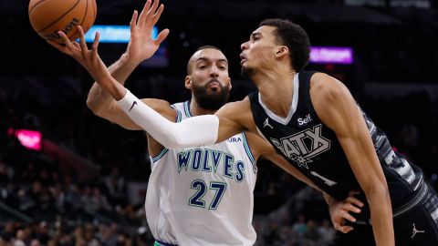 Victor Wembanyama (d) y Rudy Gobert.