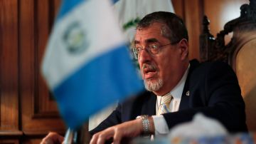 Presidente de Guatemala cree que en Ecuador hay una “combinación fatal” entre la corrupción y el crimen