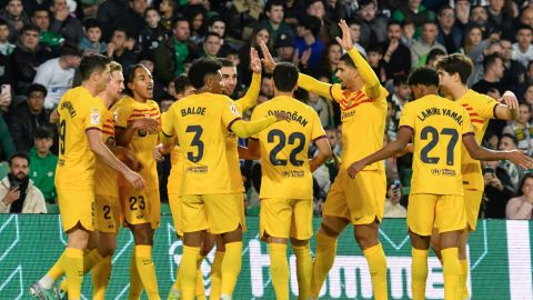 Los jugadores del FC Barcelona celebran el primer gol del equipo marcado por su compañero Ferrán Torres ante el Betis.