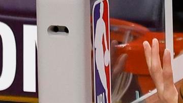 Jaime Jáquez Jr. disputa el balón en el encuentro entre el Miami Heat y Los Angeles Lakers.