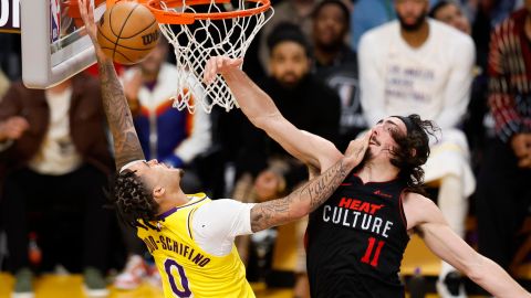 Jaime Jáquez Jr. disputa el balón en el encuentro entre el Miami Heat y Los Angeles Lakers.