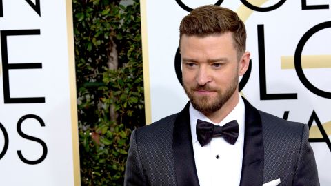 Justin Timberlake posando en una alfombra roja.